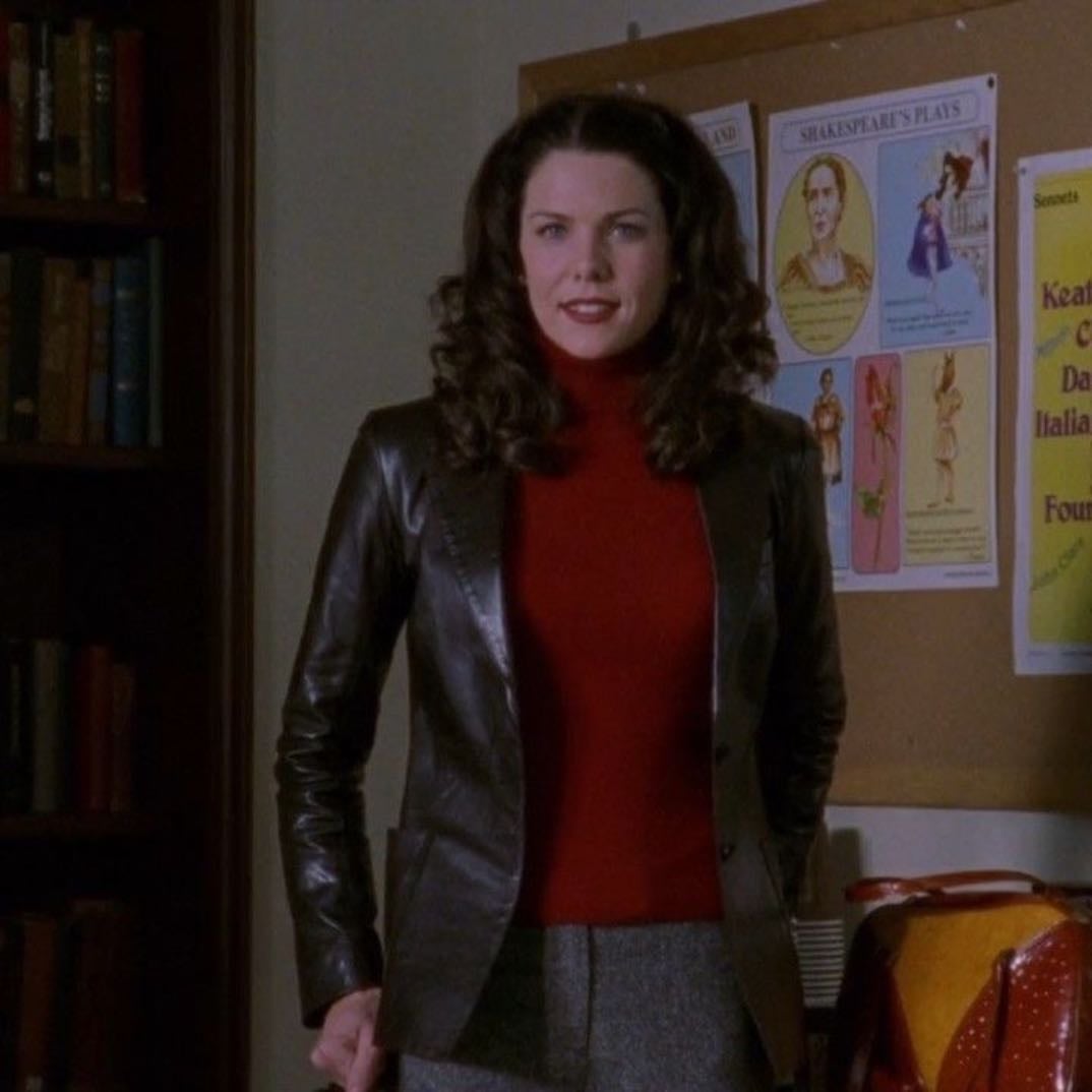 Lorelai - brunette blue eyes and sm my vibeee