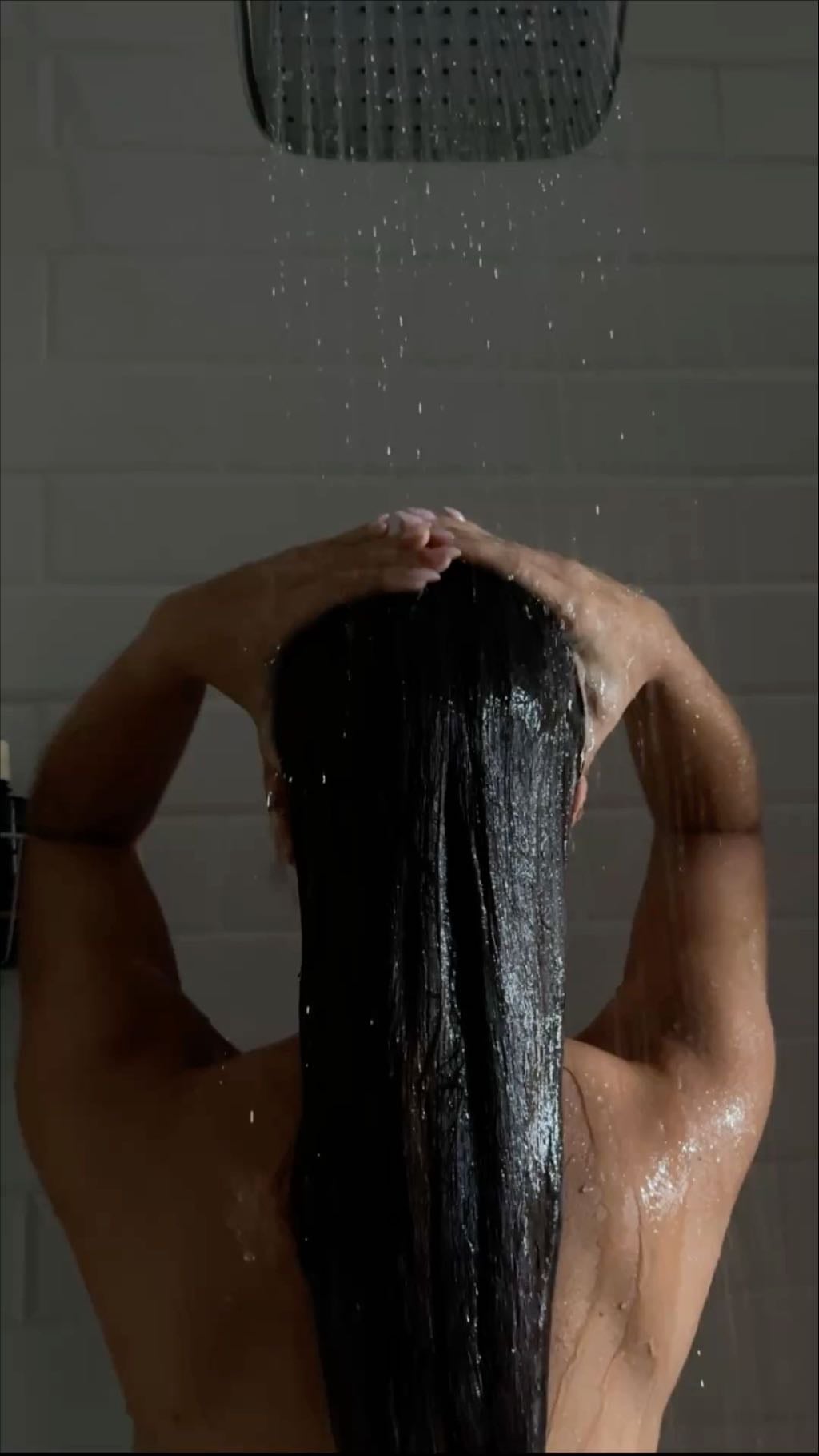 TAKING LONG SHOWER - les douches de 25 minutes c’est ma spécialité