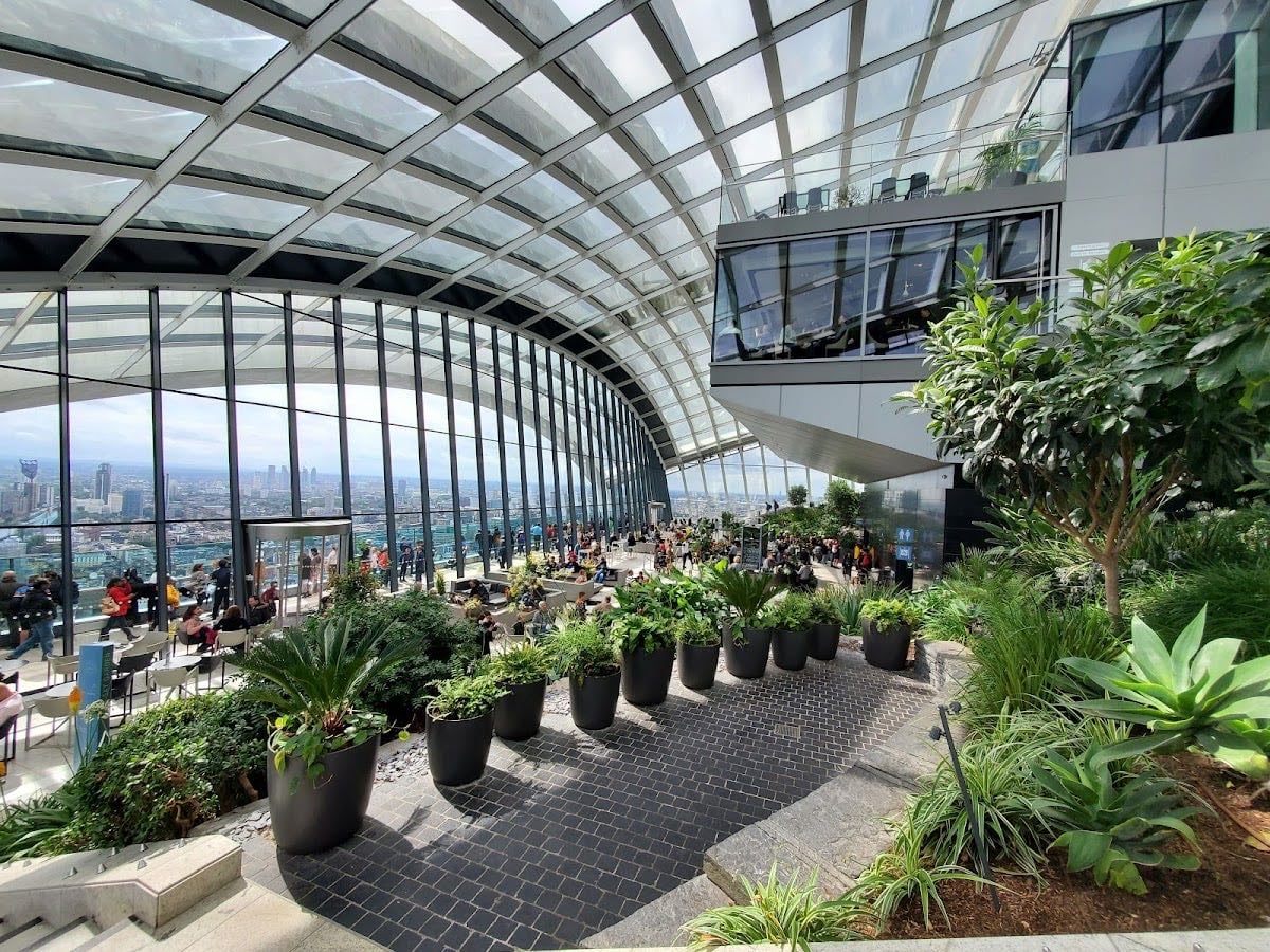 Sky Garden - 100% ve aquí si quedan entradas. Es gratis y las vistas son increíbles. Recomendable ir a la hora del atardecer (se escoge la visita por time slots). Hay un restaurante un poco carillo pero que deber estar guay