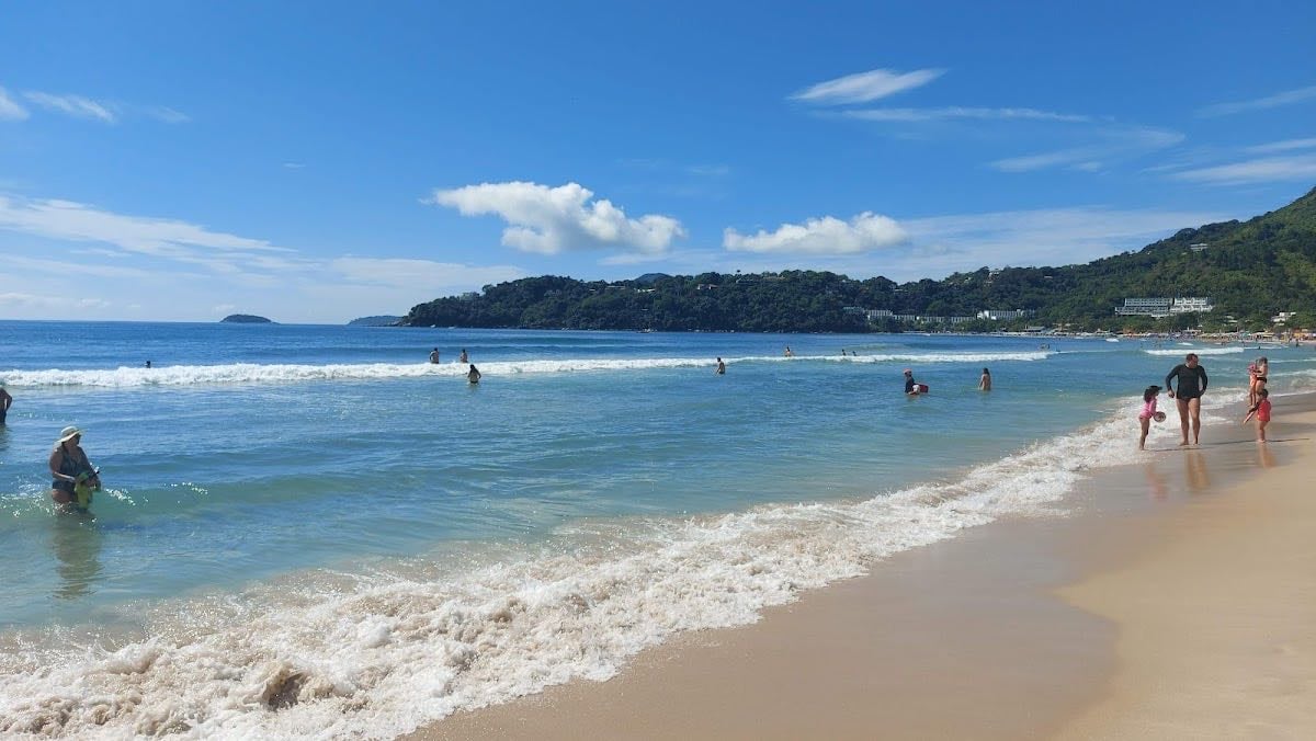 Toninhas - tem uma rede de volei do lado esquerdo e umas sombras de arvore gostosas. areia linda tambem, paisagem linda