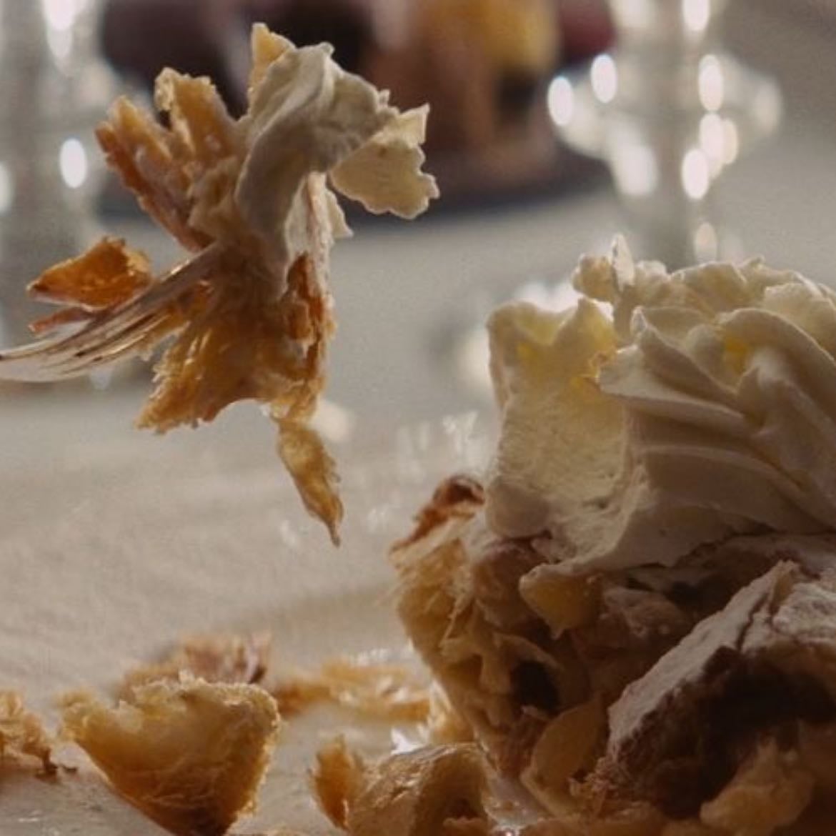 Bastardos Inglórios - cena do strudel... tensao absoluta, e belo frame da sobremesa, me fez ate procurar um restaurante para ir prova-la pela primeira vez, tive uma experiência sobre humana quando fiz isso.