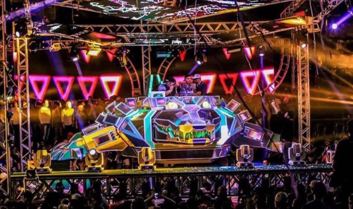 ouvir um tecnobrega com uma aparelhagem famosa em alguma festa