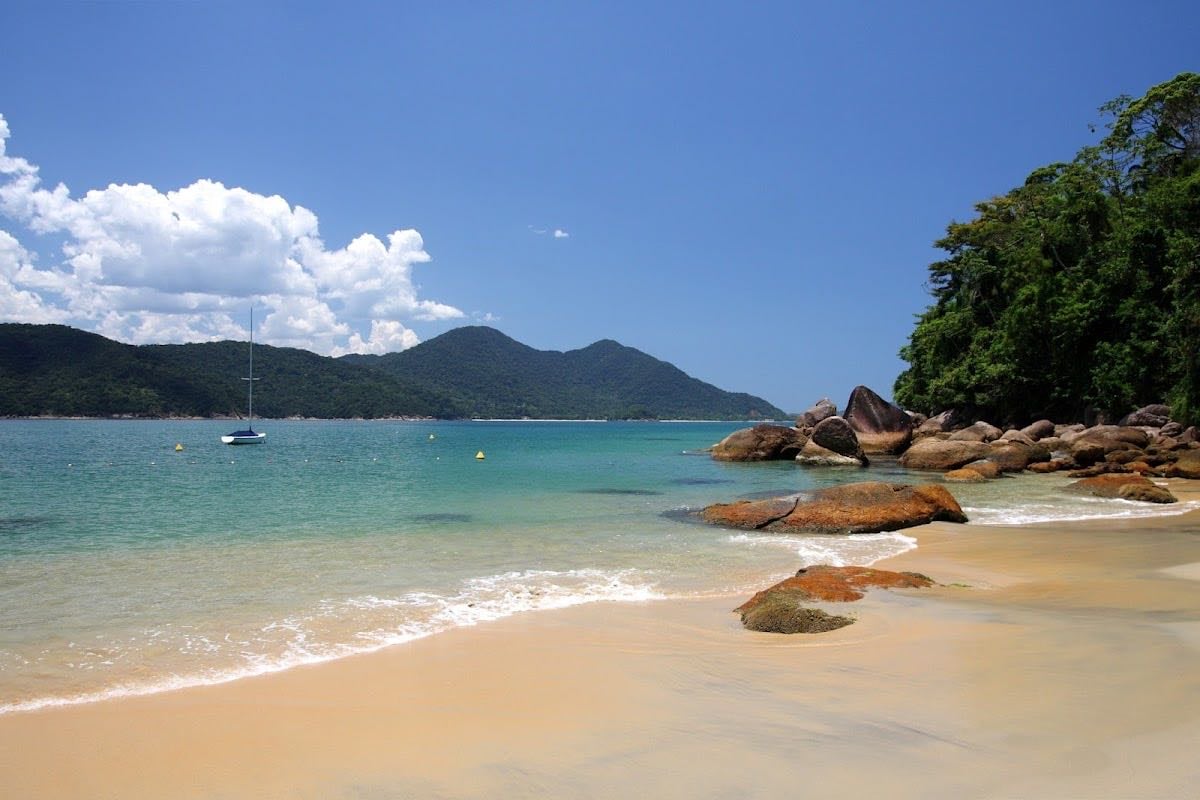 Praia Vermelha do Sul - o mar: uma lagoa; a orla: cercada de arvores; a areia: grossa, amarela, belissima; a vibe: intimista. praia perfeita pra tomar sol, nadar, dormir, fazer stand up, TUDO