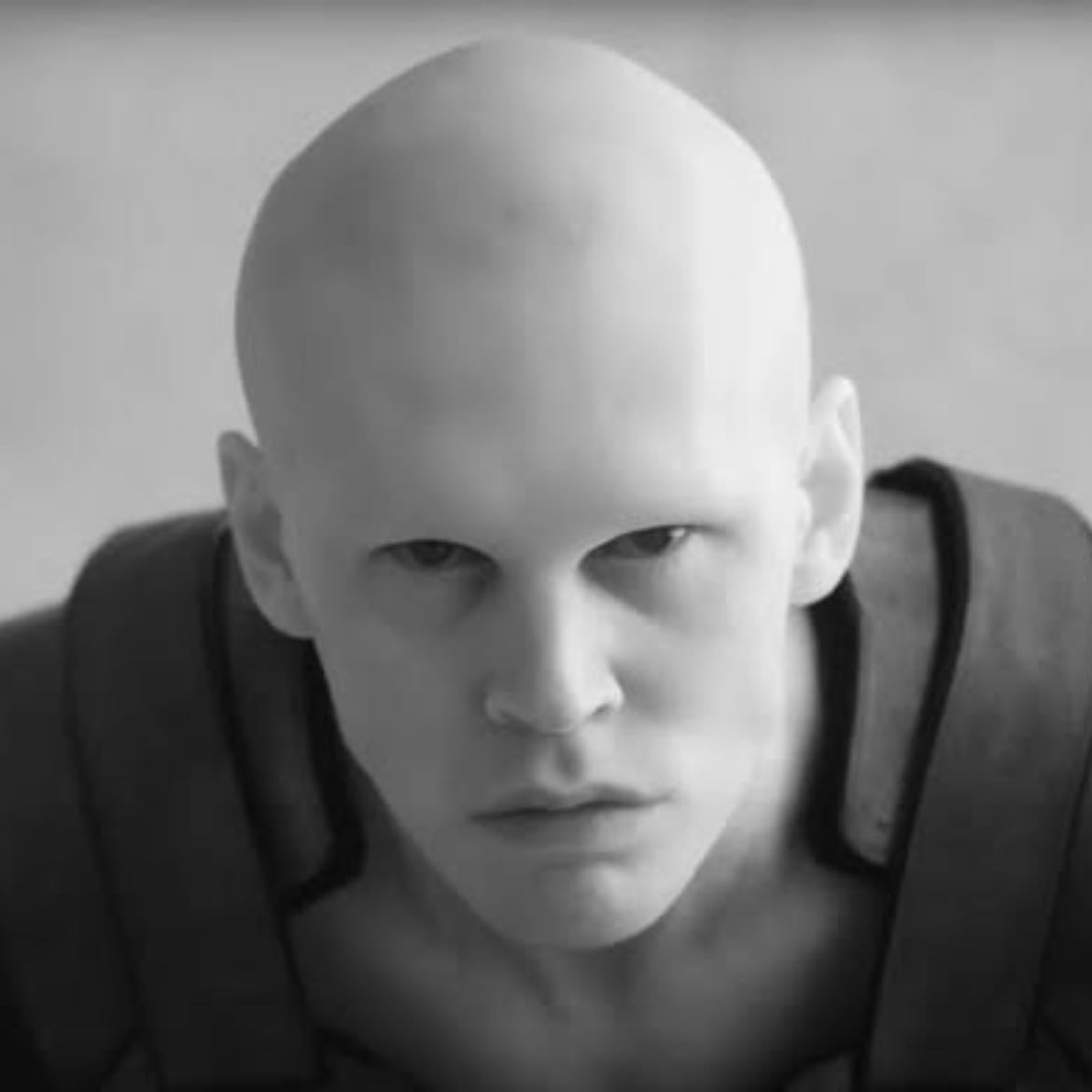 Dune: Part Two - se a luta na arena nao tem impactou vc ja morreu por dentro. e olha que eu nem gosto do austin butler. mas a cena sendo em preto e branco, a caracterização perfeita do personagem mais trilha sonora do hans zimmer.. chills