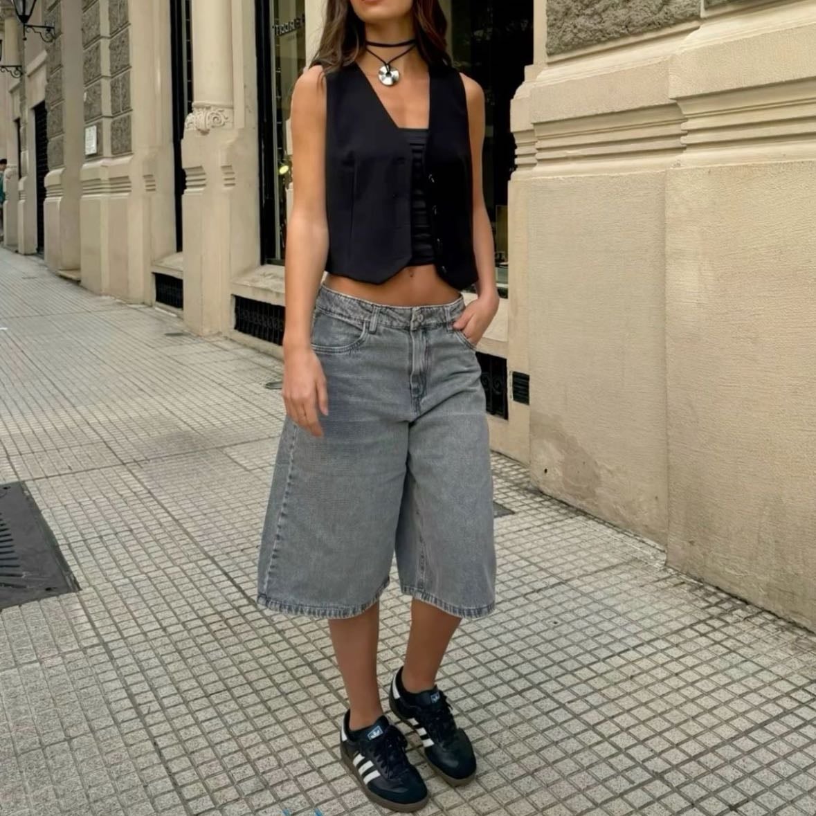 #2 - chalequito con bermuda y zapas negras