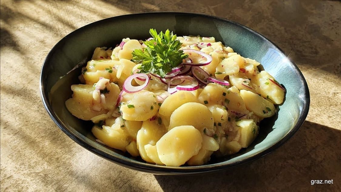Erdäpfelsalat - Warm Viennese potato salad