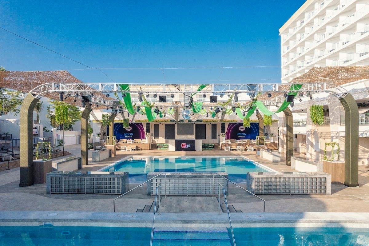 Hotel Riu Caribe - En este hotel encontré variedad de comida deliciosa que no tiene comparación con ningún otro, además, de su gran carta de cocteles, cuenta con muchas instalaciones para disfrutar, no salía de sus canchas de tenis. Por lo cual es mi hotel favorito.