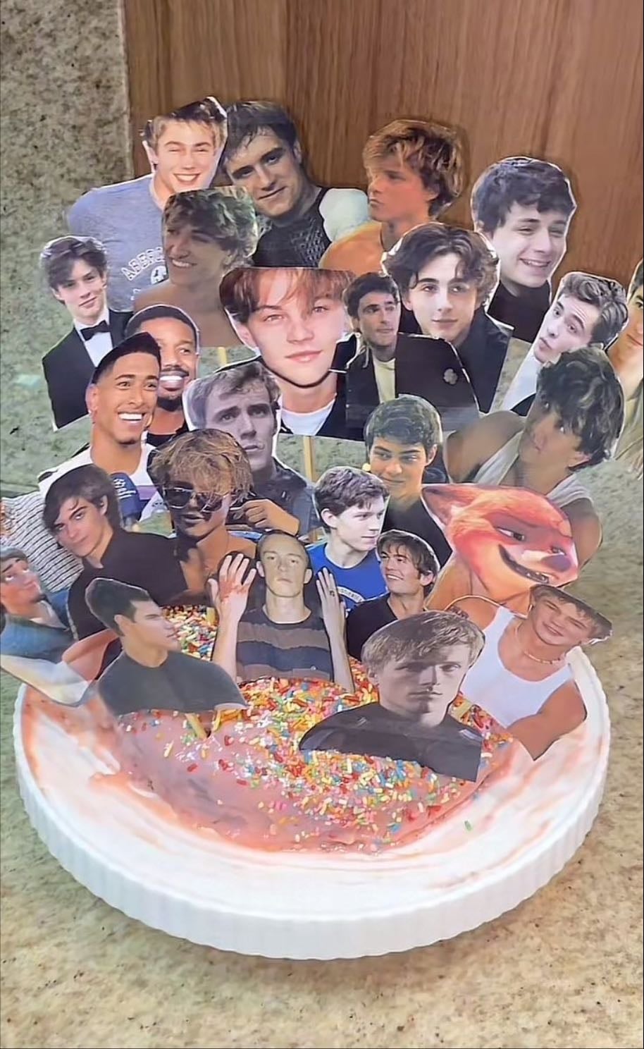Make a Crush Cake π°β¨π«π - The people you put on a Crush Cake should be celebrities or cartoon characters! ππ¬β¨
Itβs a fun and cute way to celebrate your favorites. πππ¨
Not real people, just fun crushes! πππ