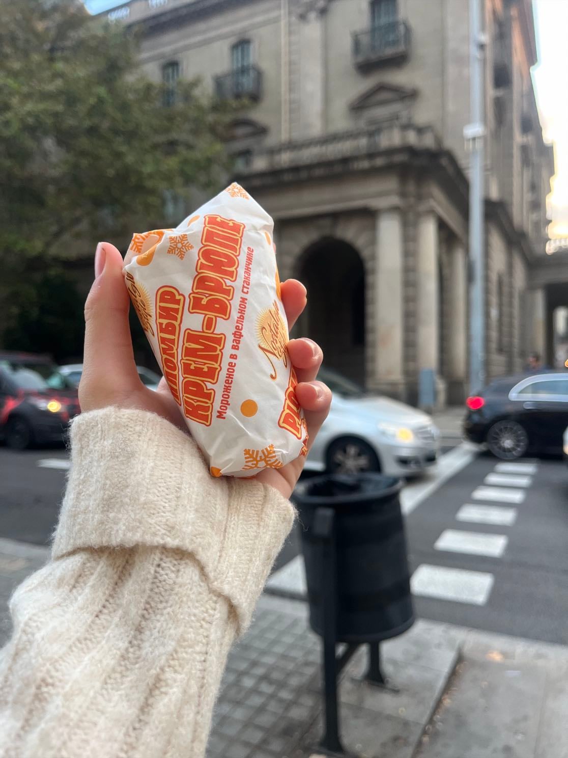 The most affordable ice cream I’ve ever found 🍦💸 - Looking for cheap ice cream?
Well, just near one of the most touristy areas of Barcelona, you’ll find a shop that sells ice cream for only 70 cents 😍😍😍
Yes, you heard that right — 70 cents for a full cone!
The name of the market ist : 🛒 MiniMix Barceloneta
And the direction is : Carrer de la Marquesa, 7, Ciutat Vella, 08003 Barcelona