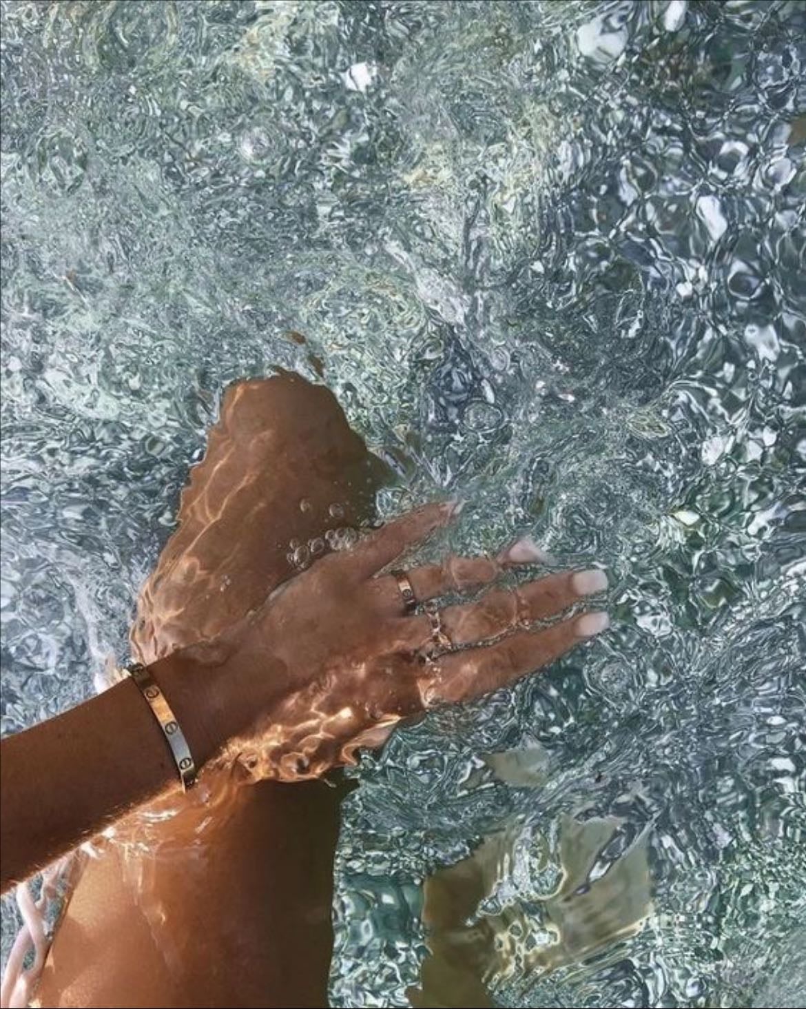 ✨ Extra Tips for the Perfect Tan ✨ - -💆♀️ Massage as you apply products → boosts blood flow + melanin activation
-🥕 Eat beta-carotene-rich foods → carrots, mango, spinach = glow from the inside
-🌊 Water helps you tan faster → the sun reflects off the water, boosting your glow