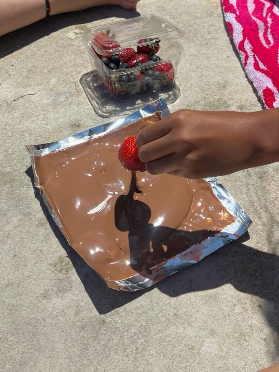 Go to the beach and make a dip with strawberries and melted chocolate ππ«βοΈ - ππ« Beach Chocolate Dip Hack
Just bring chocolate and strawberries to the beach ποΈ
The sun melts the chocolate βοΈ β instant dip! β¨
Dip, eat & enjoy the sweetest beach treat ππ