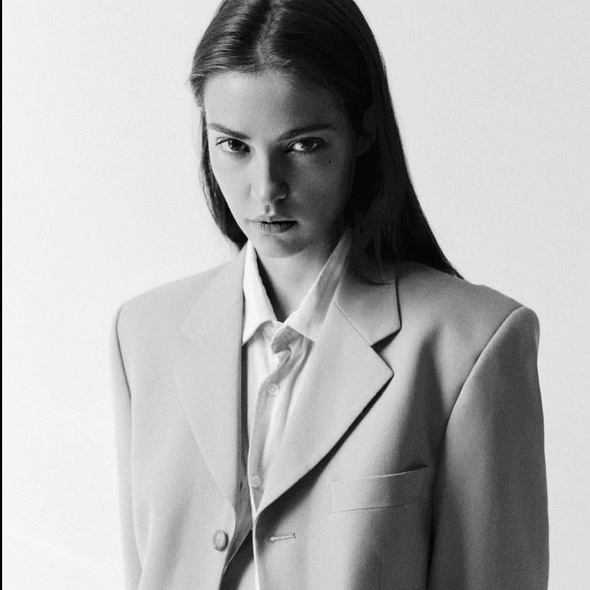 Blazer negro o neutro - Eleva cualquier outfit