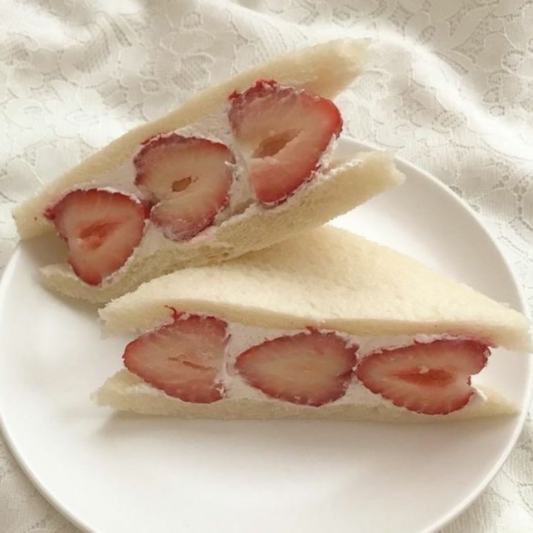 Strawberry sándwiches