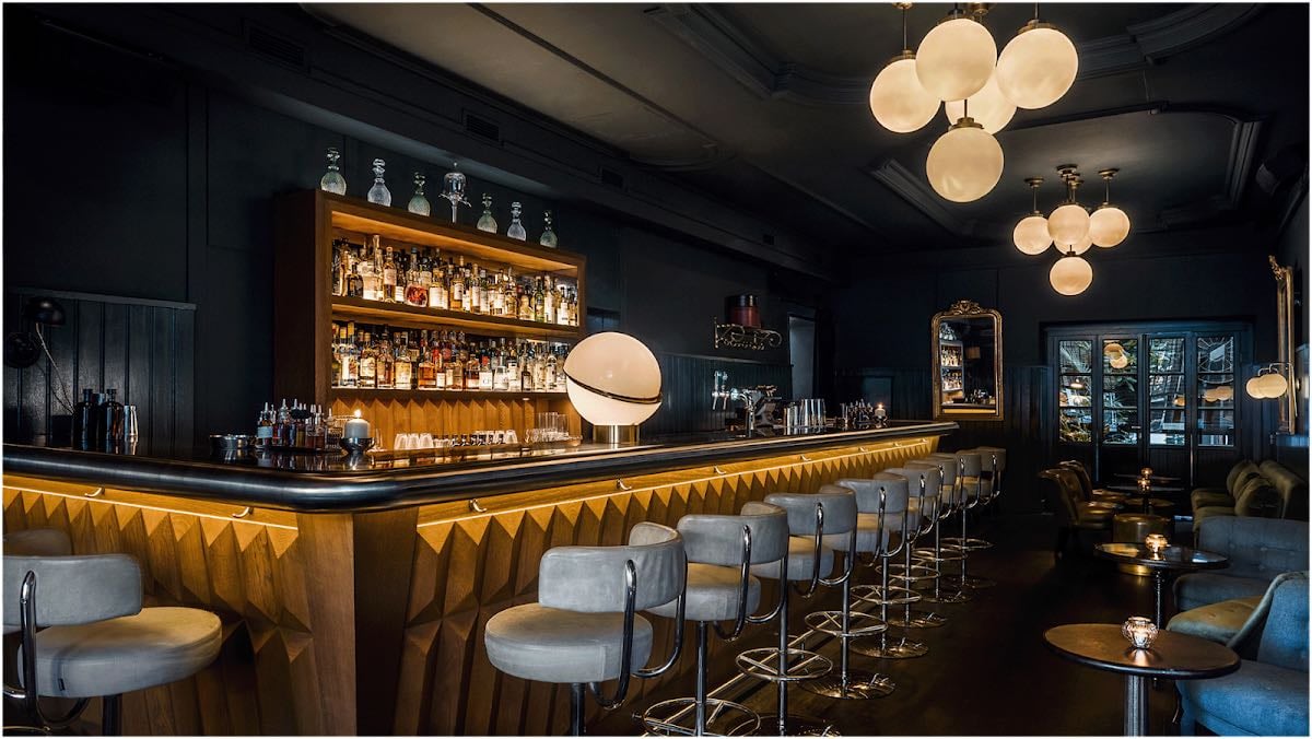 Pulitzer's Bar - Vibey bar in our favorite hotel