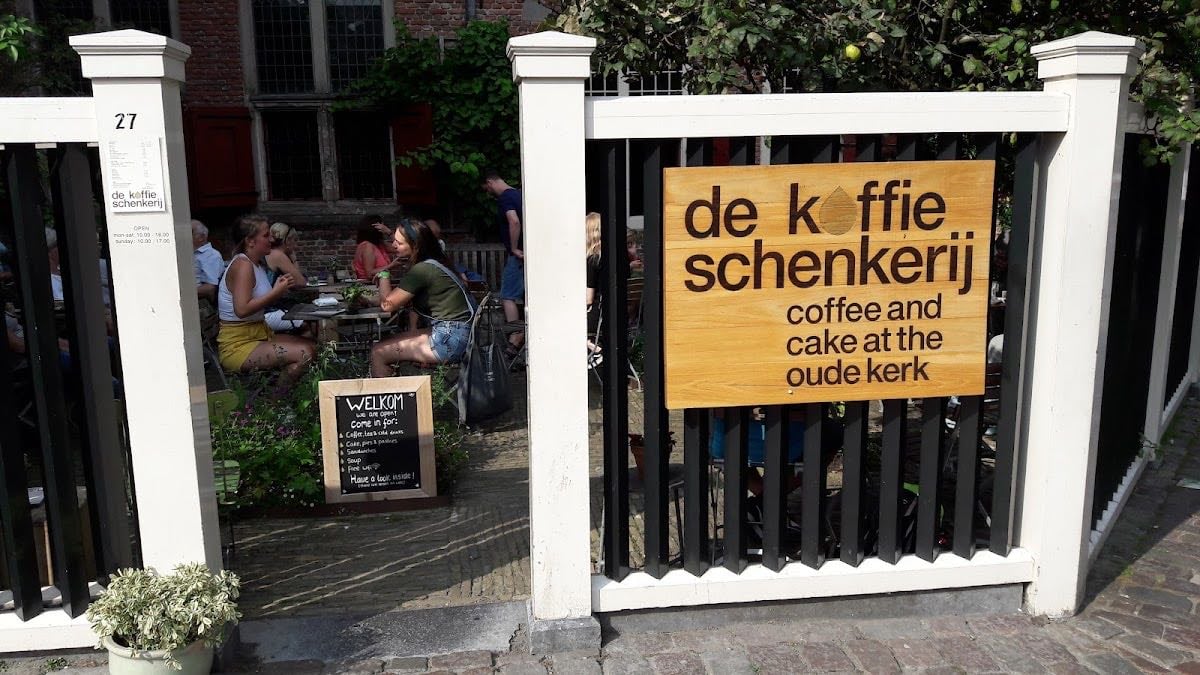 De Koffieschenkerij - In the courtyard of the Oude Kerk (Old Church), amongst the Red Light windows