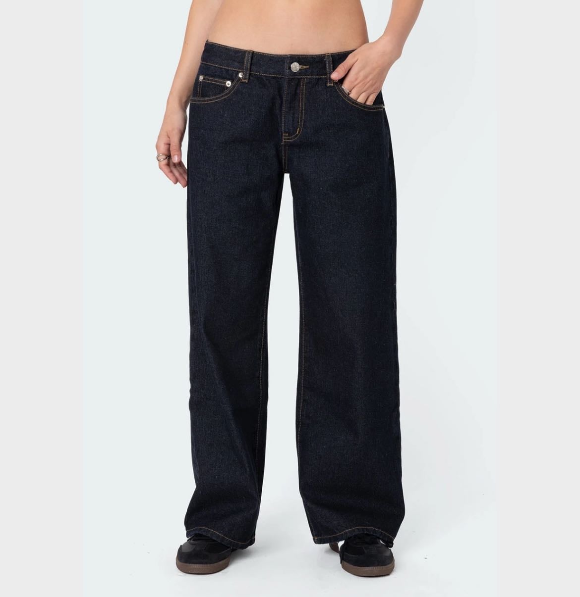 EDIKTED - Petite Raelynn Washed Low Rise Jeans