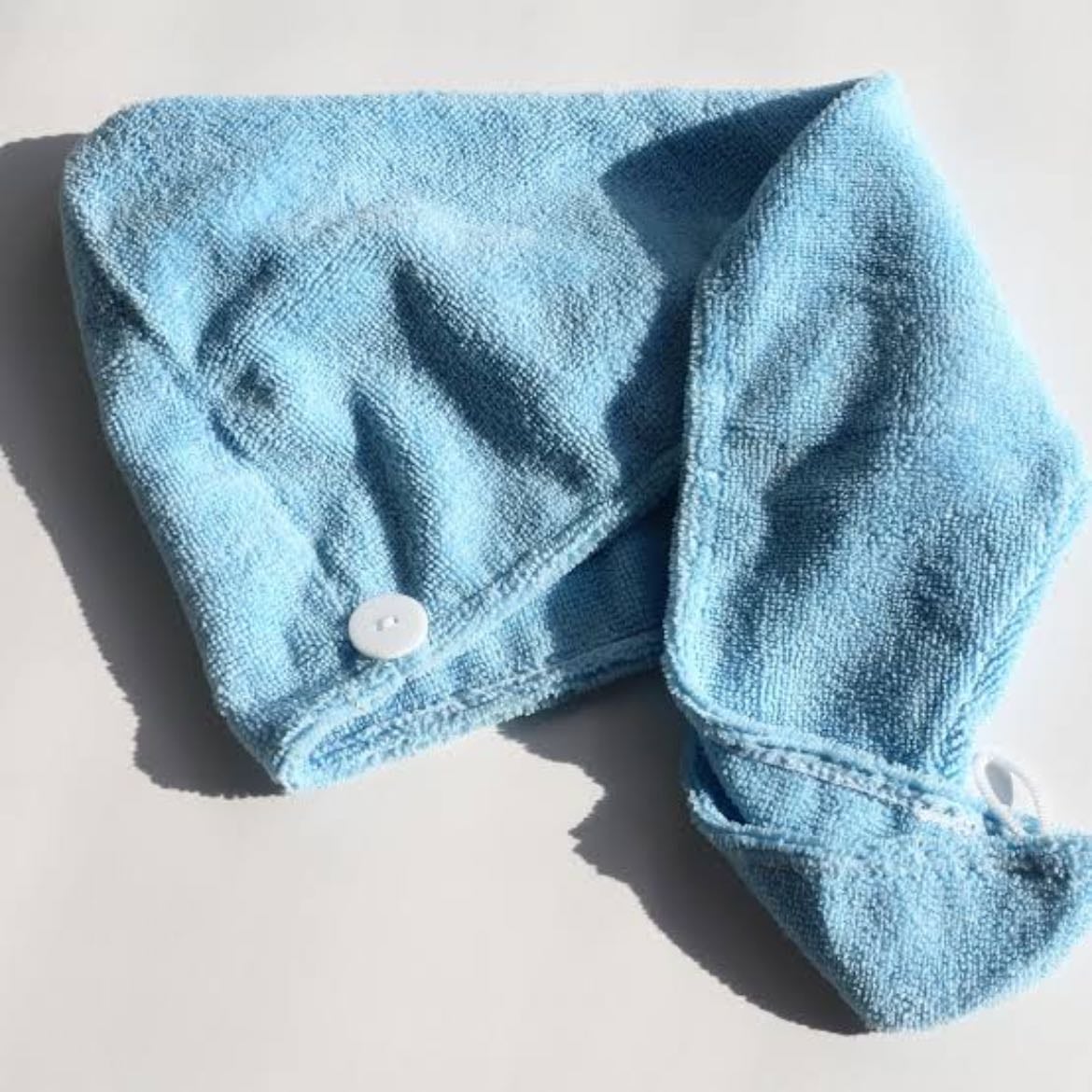 Microfiber towel - I leave my hair some minutes in the microfiber towel while i do my makeup or other things, but if i don’t have much time i just scrunch my hair with it to remove product excess