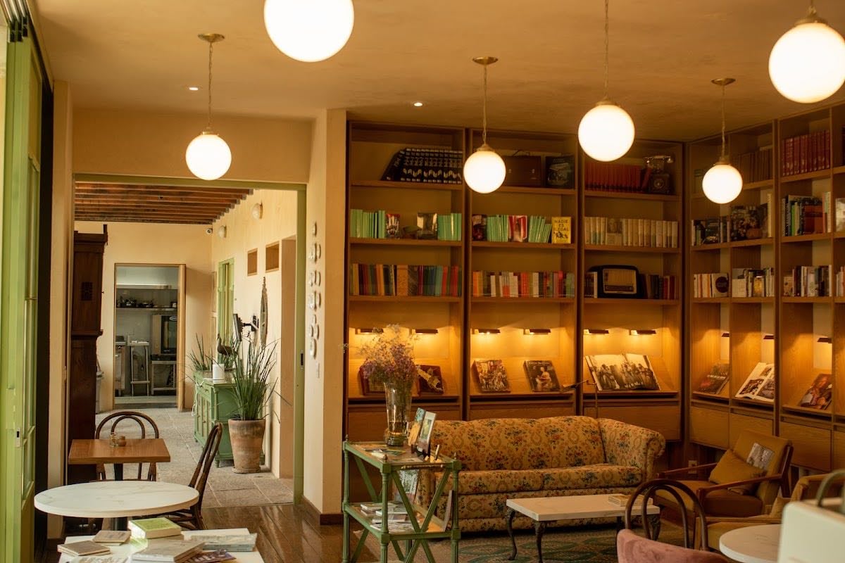 Damiana, Café y Libros