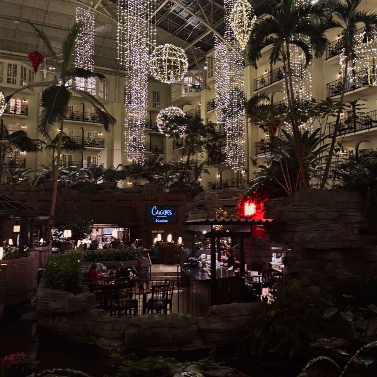 GAYLOR OPRYLAND RESORT HOTEL - Museum and Restaurant