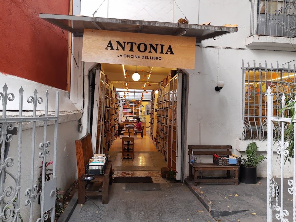 (Antonia) La oficina del libro