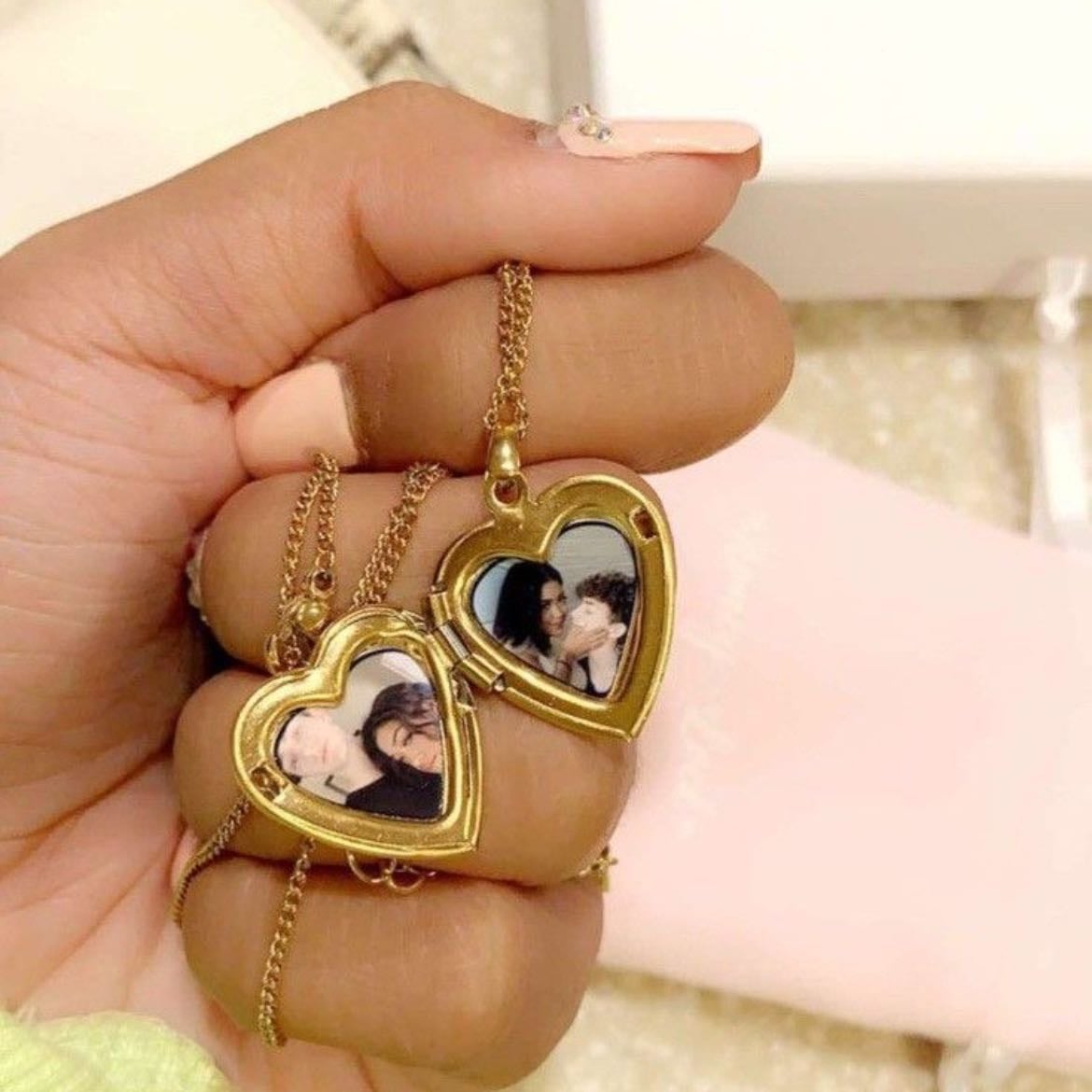 Relicario - Es un collar en forma de corazón o redondo que contiene dos fotos