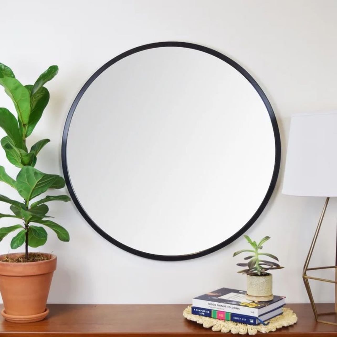 espejo de pared/cuadros - colgado arriba de la cómoda