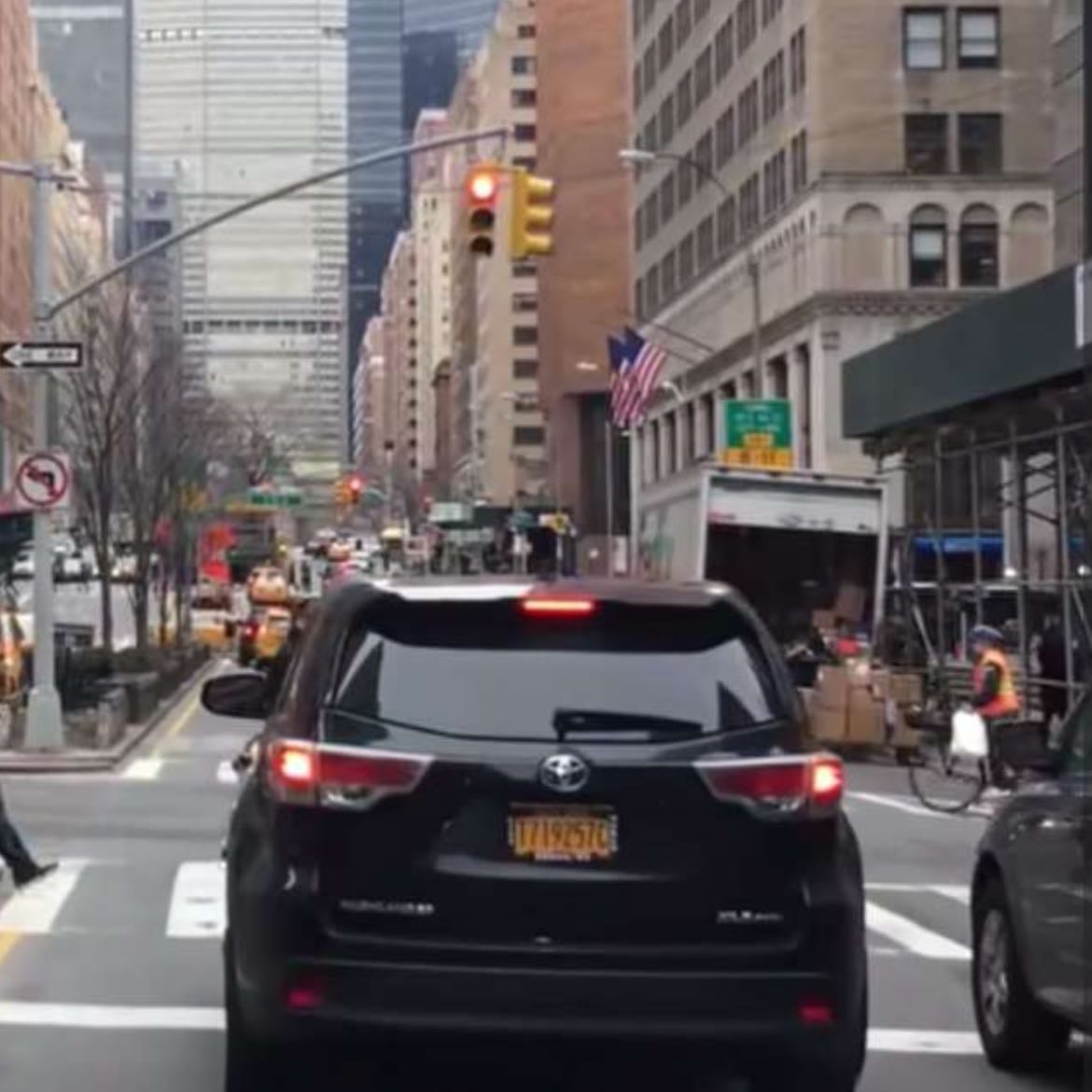 Drive and Listen.Com - es un sitio web en donde literal es como si estuvieras en el asiento de copiloto paseando por la ciudad que quieras, incluso puedes escuchar la radio local