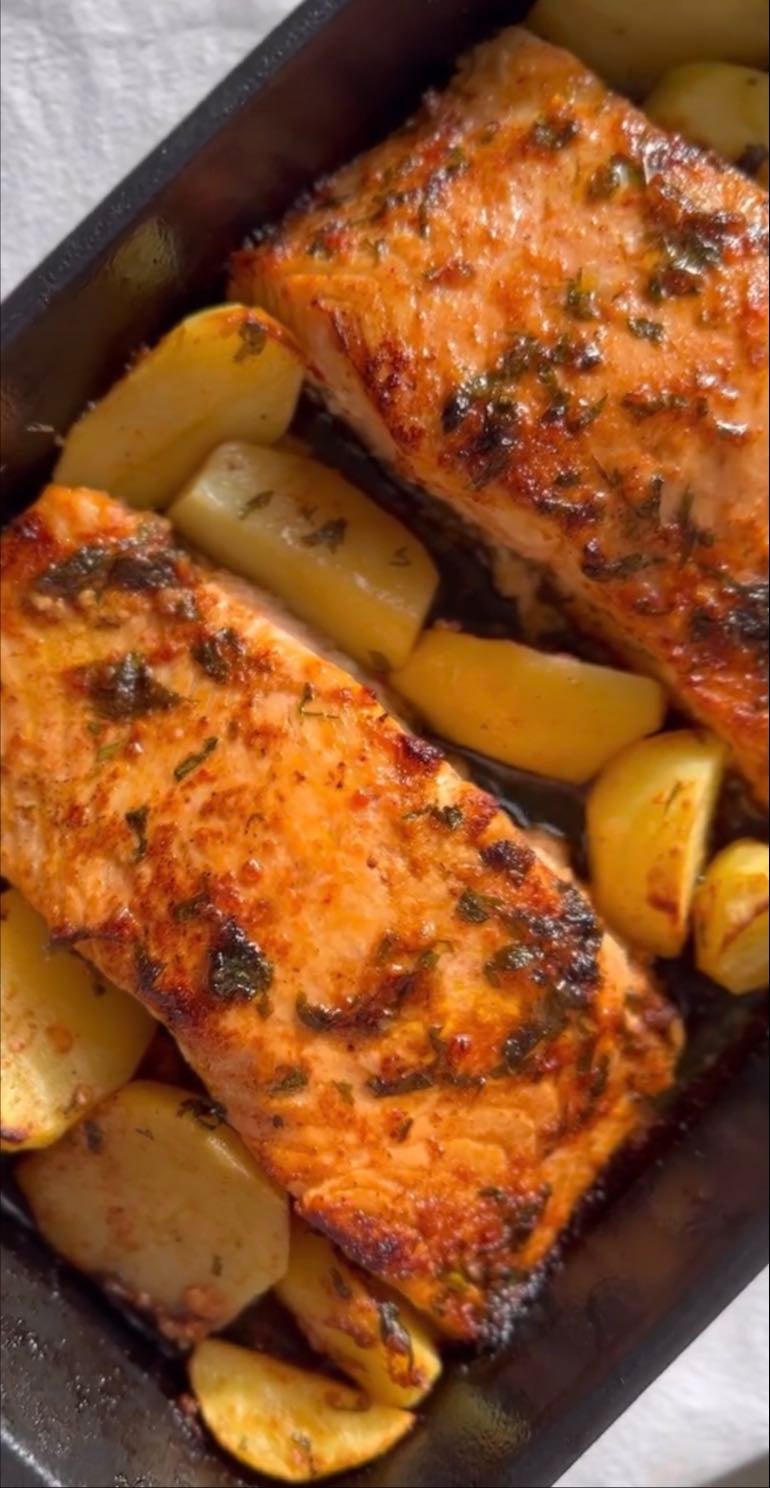 Salmon with Butter Sauce - For the sauce:
•2 tablespoons of Butter (Soften well at the room)
• 3 Garlic cloves
•Half Lemon juice and peel
• 1 teaspoon of mustard
• 1 teaspoon of honey
• 3 tablespoons of soy sauce
• 1 teaspoon of cumin, salt, ground red pepper
• chopped parsley
Spread it on the salmon when it becomes homogeneous, put it in the oven. After baking at 190-200 degrees for 20-25 minutes, it is ready to serve.