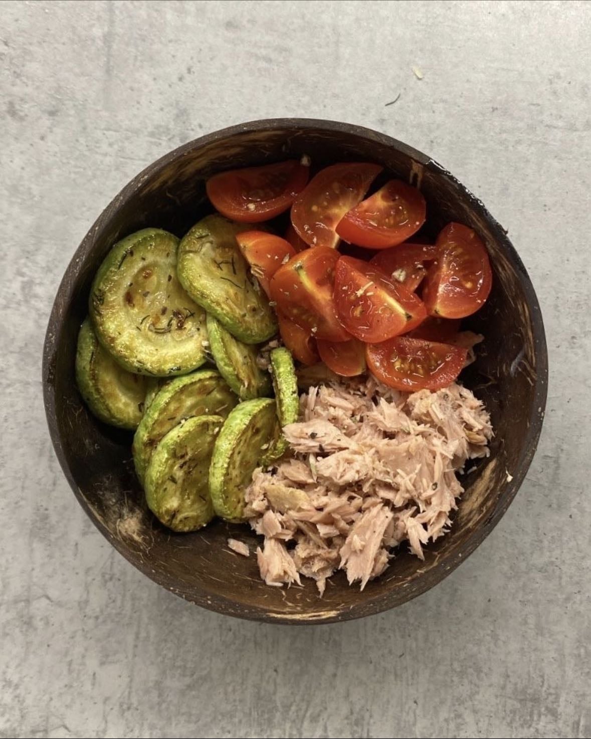 Baked zucchini, tuna, tomato