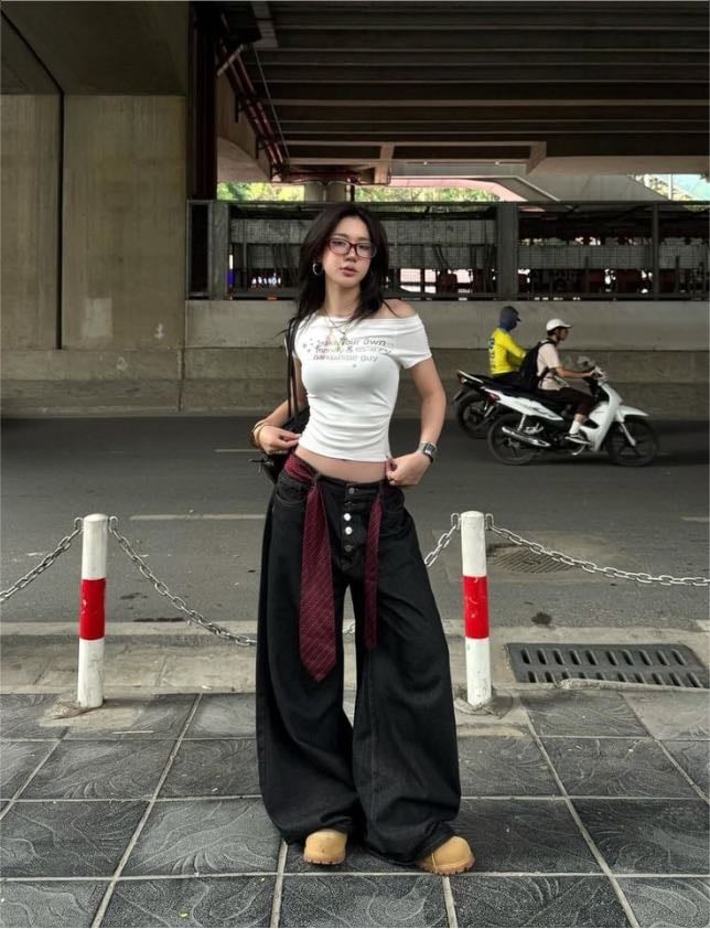 T with baggy jeans