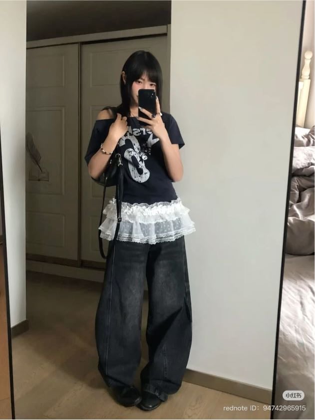T with baggy jeans and skirt - Looks extremely fashionable