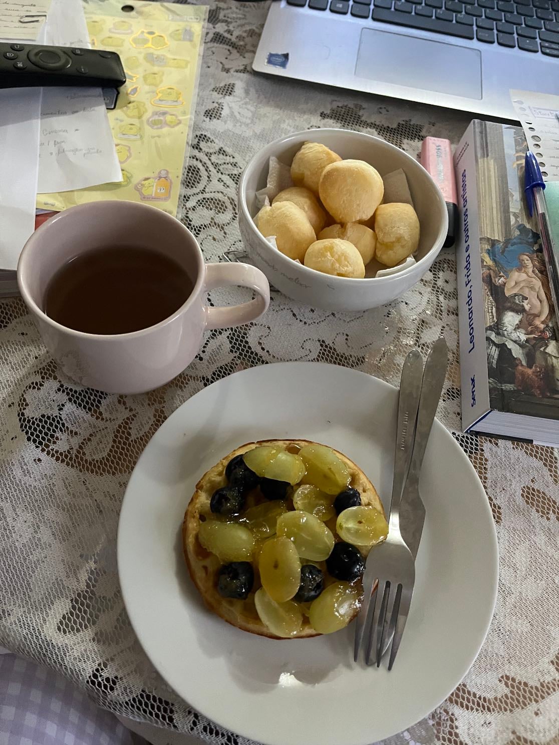 waffle com frutix, pão de queijo e chá - ã mo