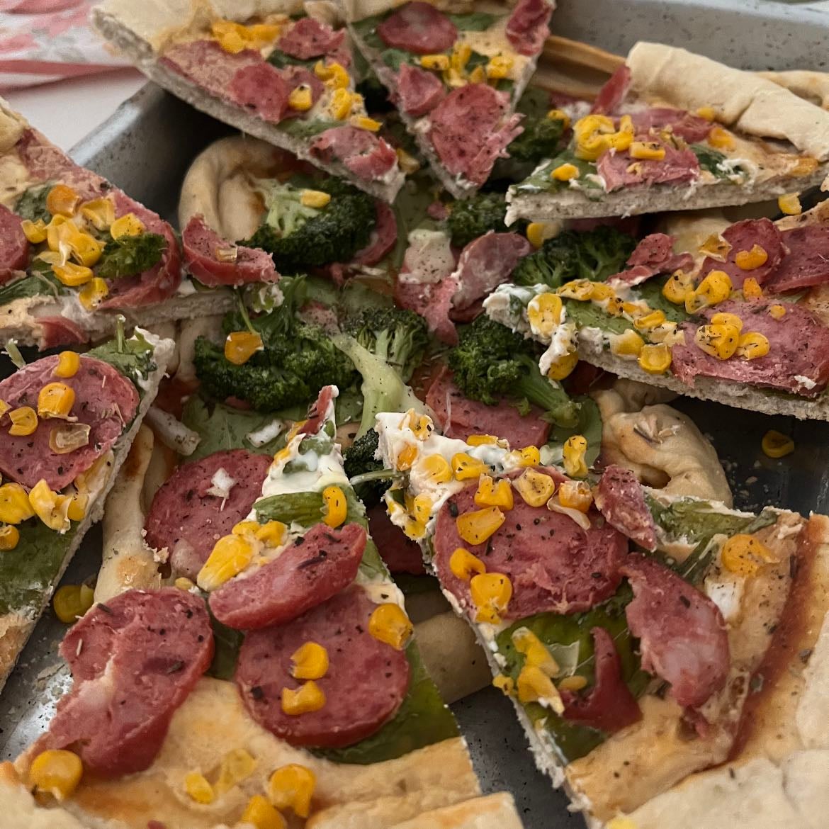pizza! - fiz na casa da luizão! nós empolgamos e saiu 6 massas de pizza