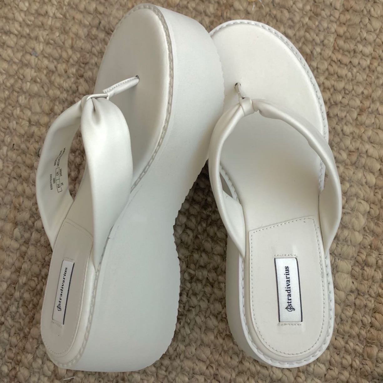 sandalias tipo flip-flop de plataforma - Blancas