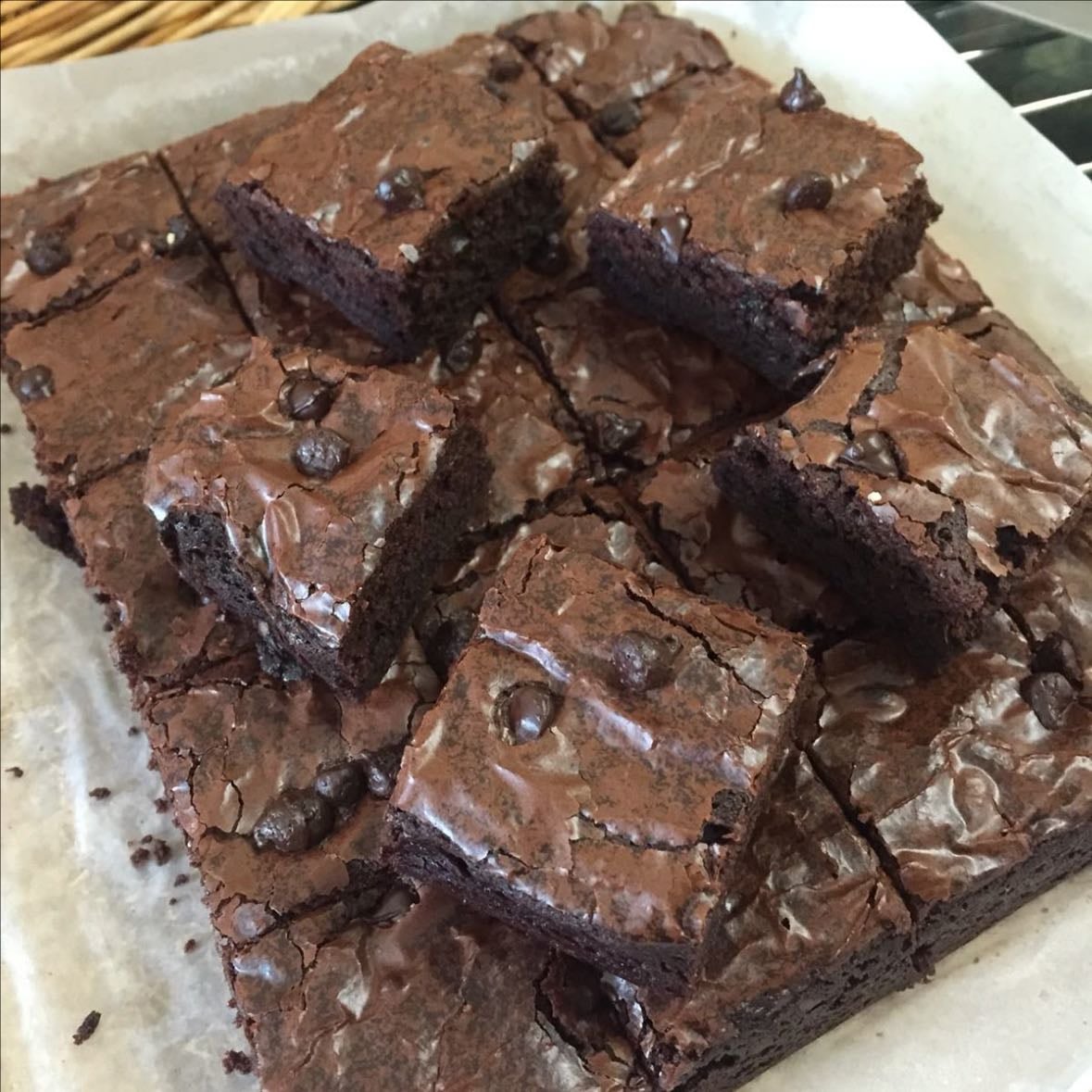 Brownies - Ingredients:
- 90 grams of sugar
- 2 eggs
- 100g of unsalted butter
- 80g of plain flour
- cocoa powder
- 1/2 tsp salt
- chocolate chips (measure by heart)