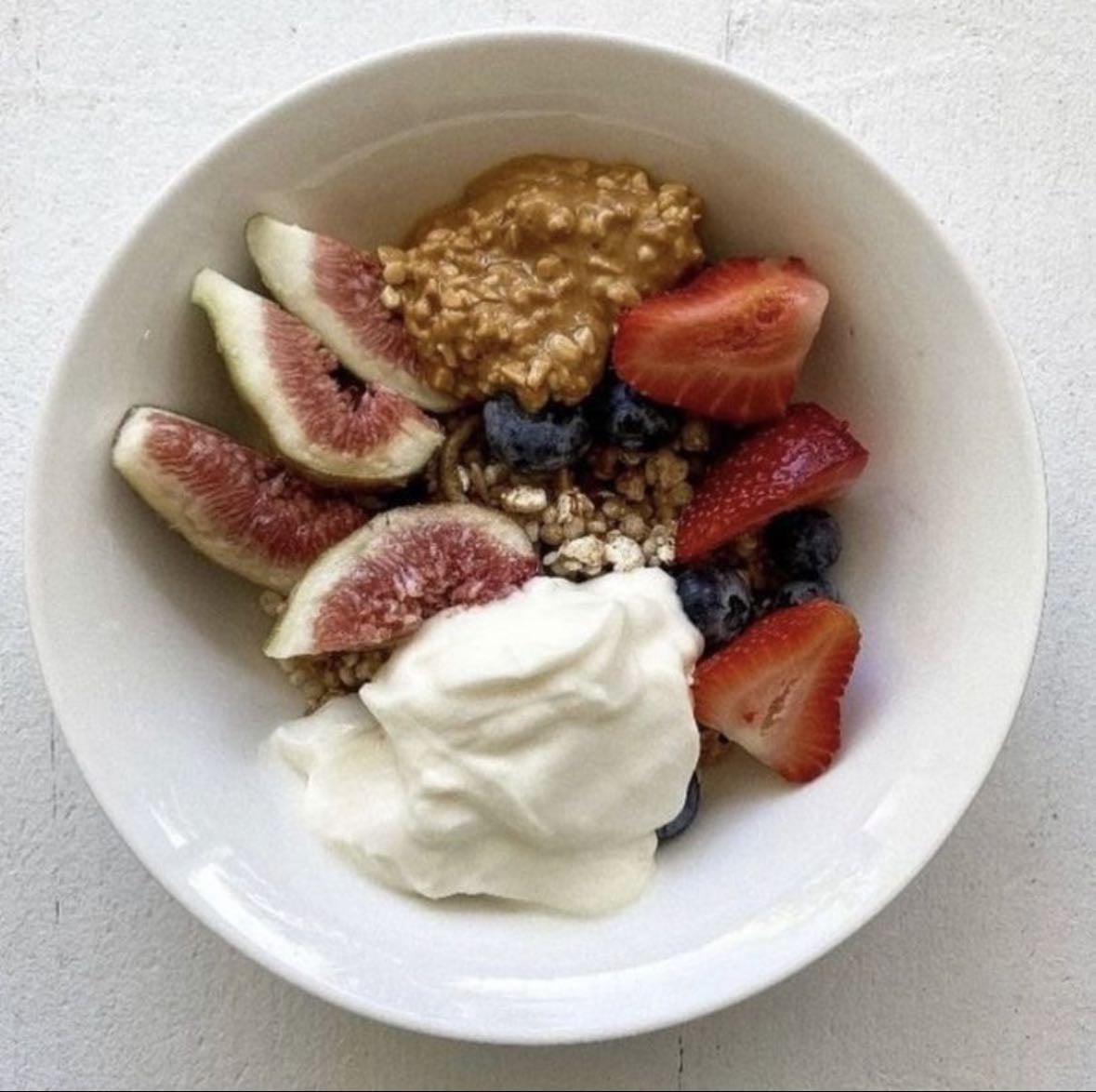 Yoghurt bowl - Ingredient:
- Greek yoghurt
- honey
- granola
- berries
- banana
