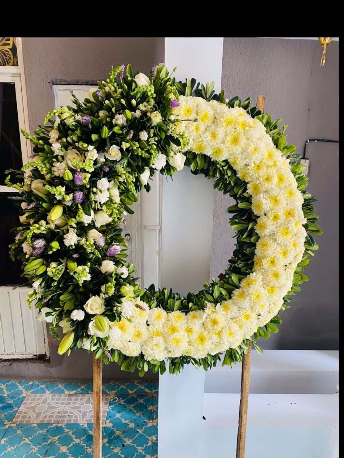 Coronas de flores - No las lleven, por favor, si llegan con eso resucito y echo espuma por la boca, me parecen horribles, no me lleven eso, por favor, no quiero que mientras ven coronas en mi funeral piensen en mí.