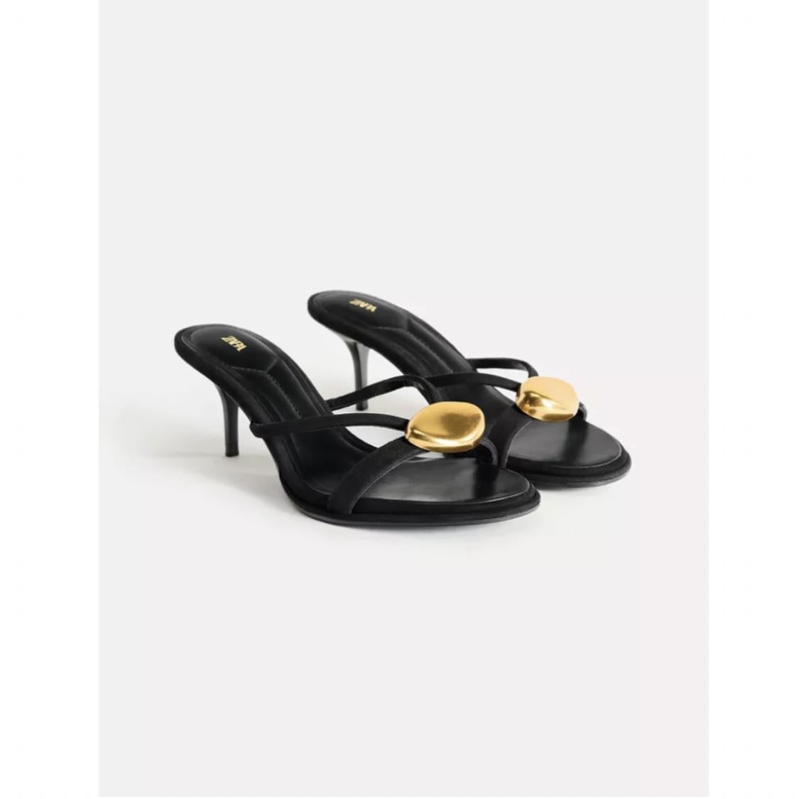 Sandalia detalle metálico - 59,95 EUR