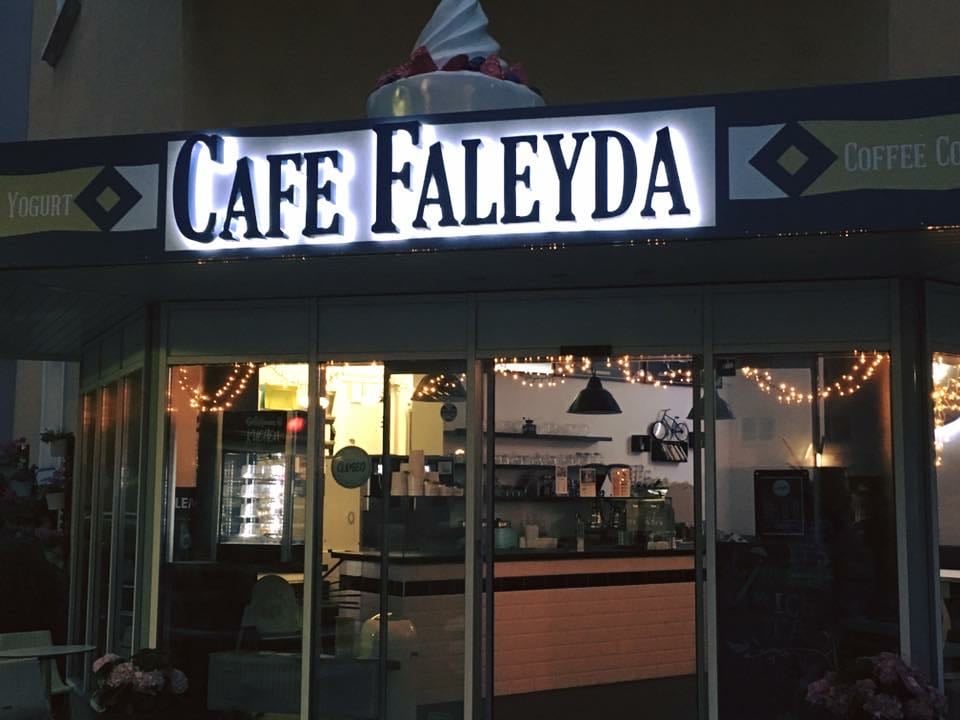 Faleyda / Frozen Yogurt & Bubble Waffel