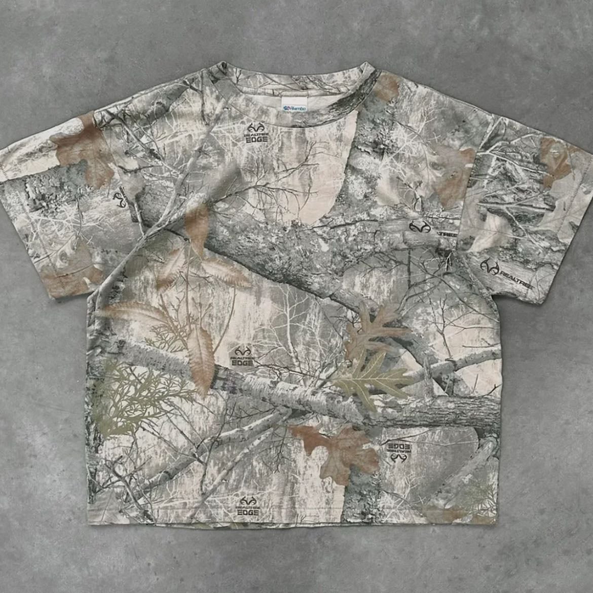 “Chain peeker” single stitched tee- realtree camo - de Akimboclub