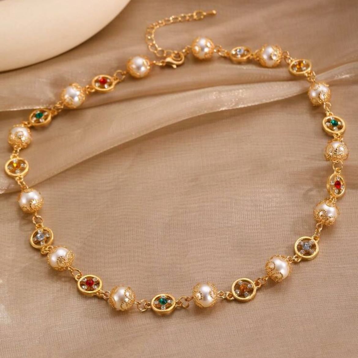 1 pieza Collar de flores huecas, con perlas falsas y detalles de sol, diseño único tipo gargantilla, adecuado para uso diario, fiestas, bodas o como regalo para mujeres - de Shein