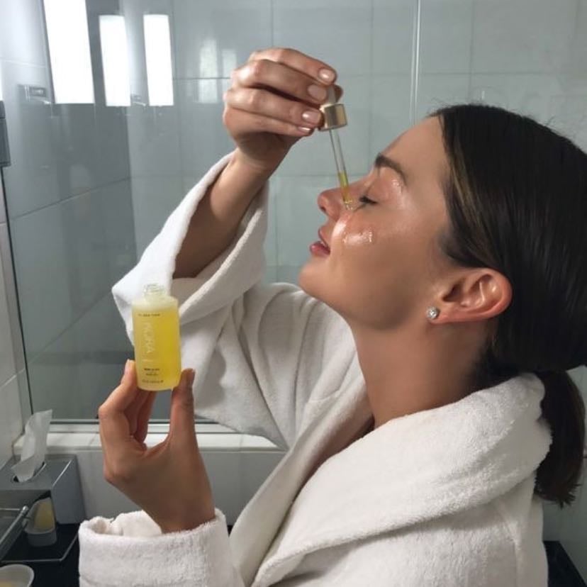 Skincare - Mascarilla de arroz y avena 🥣 lavar con agua fría y hielo 2 veces al día AM ⏰ limpiador Avène, hidratante Aloe Vera y bloqueador solar PM 🥱 desmaquillar con agua micelar, limpiador Avène, hidratante Aloe Vera, crema para manchas, vaselina MENSUAL ⭐️ agua de rosas NIVEA, aclara express con vitamina C GARNIER, pure carbon GARNIER