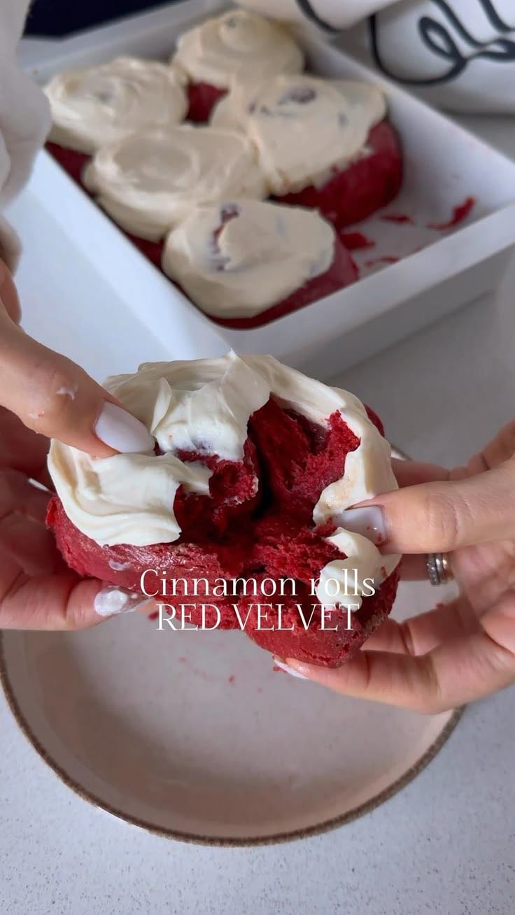 Cinnamon roll red velvet - Pinterest