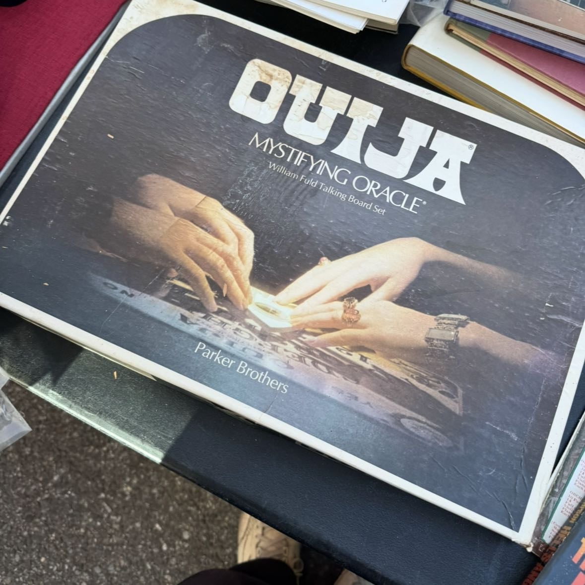 adquirir um tabuleiro ouija e invocar uma entidade - não me responsabilizo pelo resultado, mas pode ser o começo de uma linda amizade