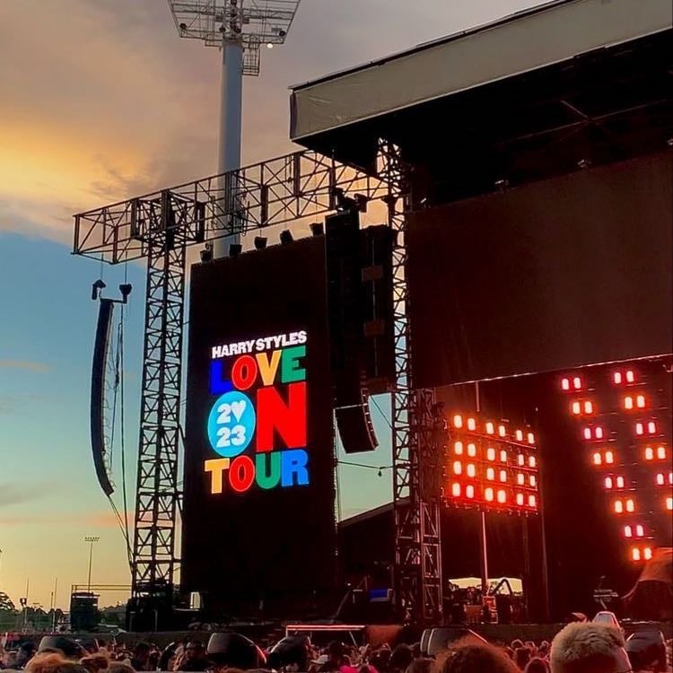 Harry Styles - It was sooo good (LOT '23) The fans were so amazing and friendly, there was no pushing or anything else negative. It was the best night!! A must-go! (not my picture)