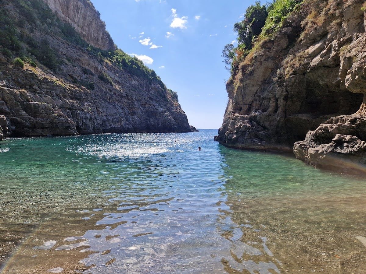 Fiordo di Crapolla - Para llegar a esta playa dicen que hay que bajar 700 escalones, pero te aseguro que es mucho más. Si te gusta el trekking y el deporte al aire libre es genial. Aparte llegas a una playa en la que estás prácticamente solo.