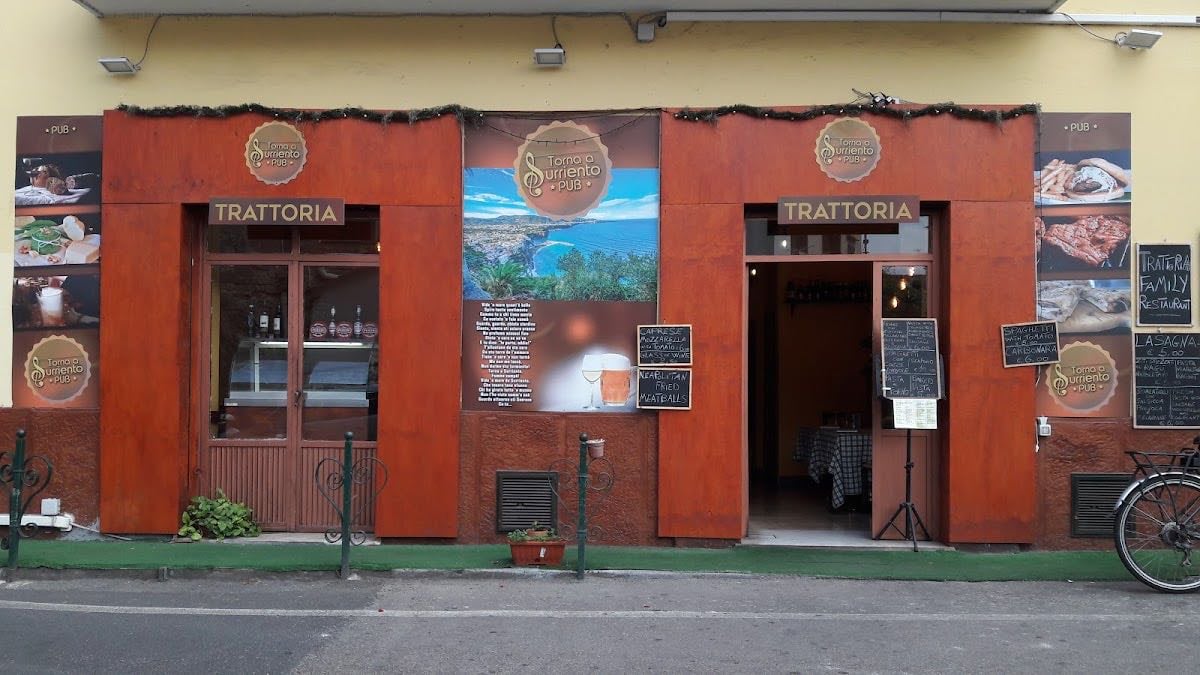 Torna a Surriento Trattoria Pizzeria - Trattoria tradicional italiana. Prepárense para el show de canto y baile que hacen los mozos. Comida muy rica.