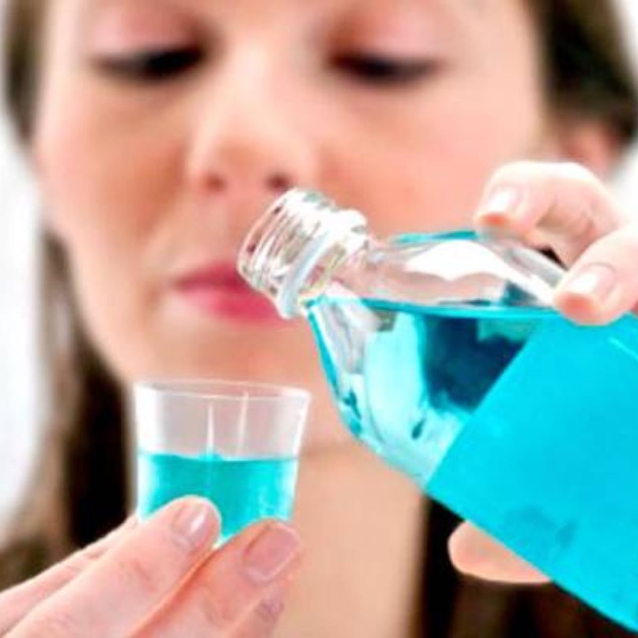 Enjuague bucal casero - Se hace mezclando agua tibia con un poco de bicarbonato de sodio y aceite esencial de menta. No es ultra necesario pero ayuda a finalizar de limpiar la boca.