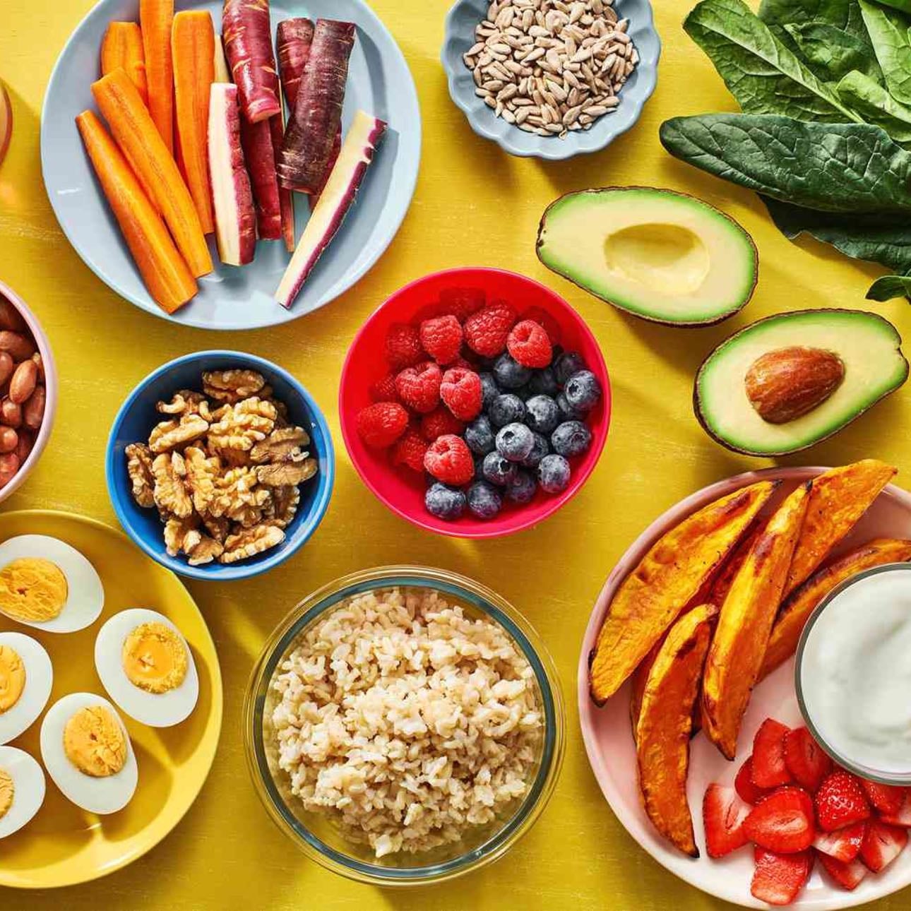 El orden de las comidas - Hace años aprendo y me informo sobre el impacto de cada alimento en el cuerpo y entendí que el orden en que comemos cambia todo. A la mañana siempre se come salado, nada de procesados ni azúcar, ni harinas, yo me hago omelette con quesito que se puede acompañar con un jugo natural verde (apio, espinaca, manzana verde, etc.). Desayunar así minimiza los antojos y picos de glucosa durante el día. El café se toma después de comer, nunca en ayunas, preferentemente sin azúcar ni leche. En el almuerzo y cena, empezar siempre comiendo la porción de verduras que contienen fibra, así reducimos el impacto de la glucosa del resto que comamos. Incluir bastante proteína en el plato!!! Los músculos son sumamente importantes, especialmente a medida que vamos creciendo.Si vamos a comer algo dulce, siempre al final de las comidas para reducir su impacto. Idealmente se podría hacer una caminata después de las comidas más grandes para ayudar a la digestión. No es necesario ser estricto al 100%. Se puede respetar una buena conducta en un 80% y el 20% pueden ser cositas ricas.