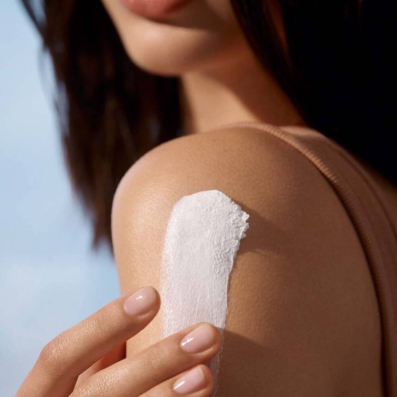 Manteca corporal casera - Está la hago de forma muy intuitiva y no pongo siempre los mismos ingredientes. La que uso actualmente tiene una mezcla de aceite de coco, manteca de cacao, aceite de ricino, y un sobrante de una crema corporal que tenía. Los aceites y mantecas se derriten por separado, luego se incorpora la crema (si queres incorporar una), y luego se mezcla o se bate.